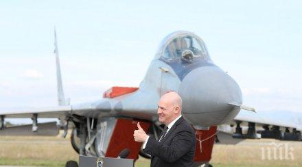 помощник държавният секретар сащ политико военните въпроси посети авиобаза граф игнатиево обсъди сътрудничество снимки