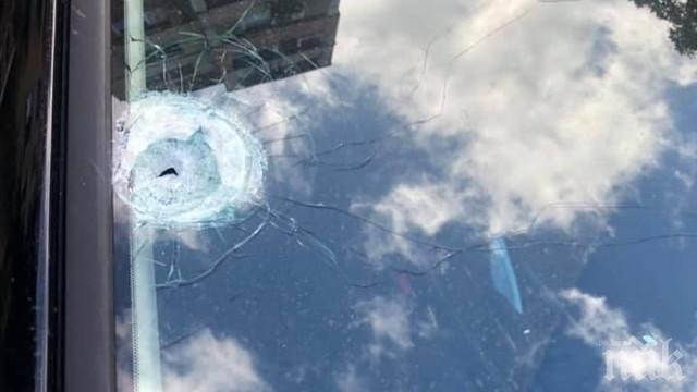 Издирват стрелеца, гърмял с бойно оръжие по кола в Стара Загора