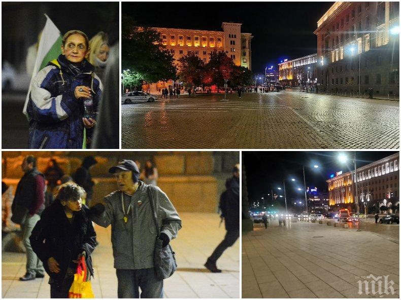 Поредна вечер пустош на площада: Шепа жълти книжки кибичат пред президентството (СНИМКИ)