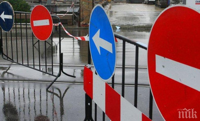 НЕВОЛЯТА: Младежи от Станево запретнаха ръкави - сами ремонтираха пътя до селото си