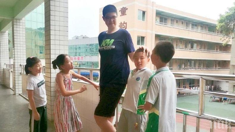 За Гинес: 14-годишен китаец е висок 221 сантиметра и продължава да расте (ВИДЕО)