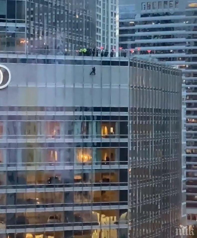 20-годишен увисна от 16 етаж на Тръмп Тауър, иска разговор с американския президент