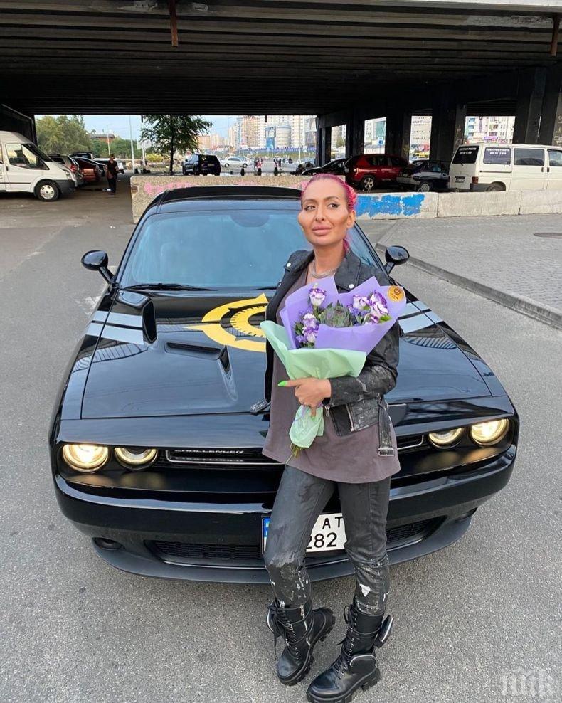 ДА НЕ ВИ СРЕЩНЕ ПО ТЪМНО: Рускиня набоцка лицето си с филъри за $2000 и заприлича на карикатура (СНИМКИ)