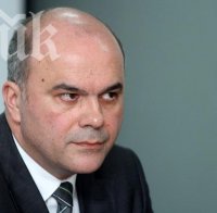 Шефът на НОИ: Няма да се намалява срокът за майчинство