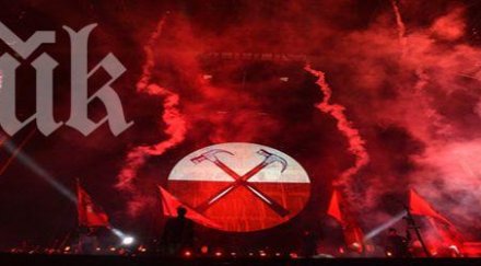 роджър уотърс разби стената поиска оставка снимки видео