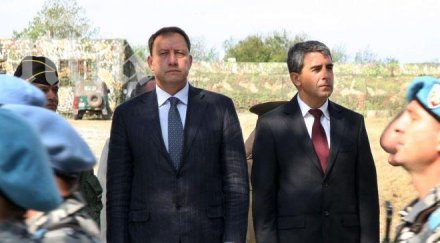 президентът слуша лекция военния министър