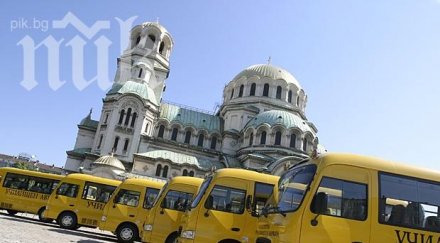 четирима учители пазят първолаците училищните екскурзии