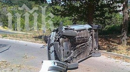 младеж кара луд варна вкарва себе двама болница