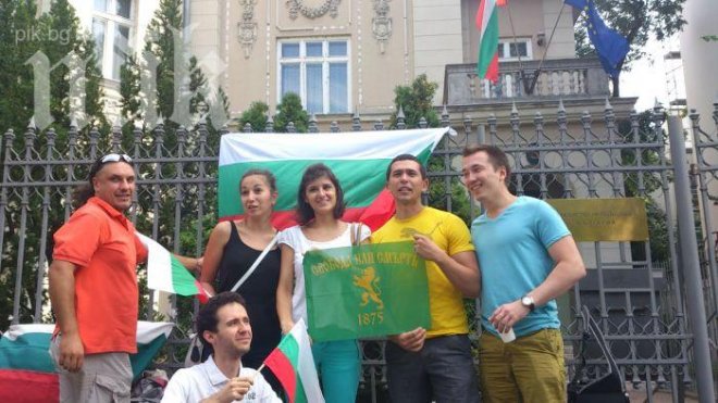 За първи път българите в Будапеща и Краков протестираха срещу кабинета