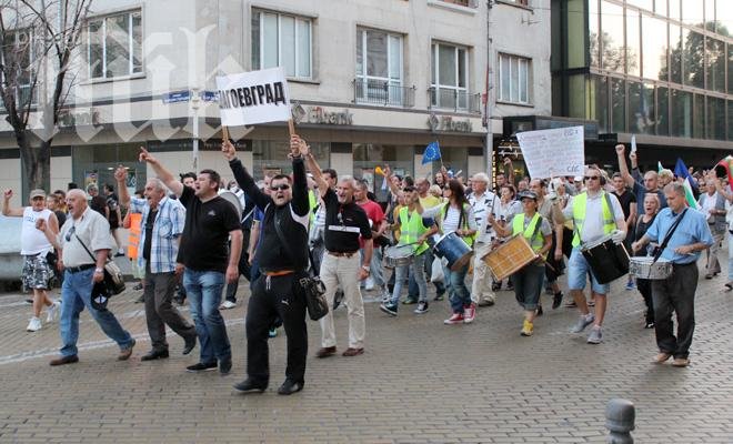 Демонстрантите срещу Орешарски се сляха с протест срещу войната в Сирия