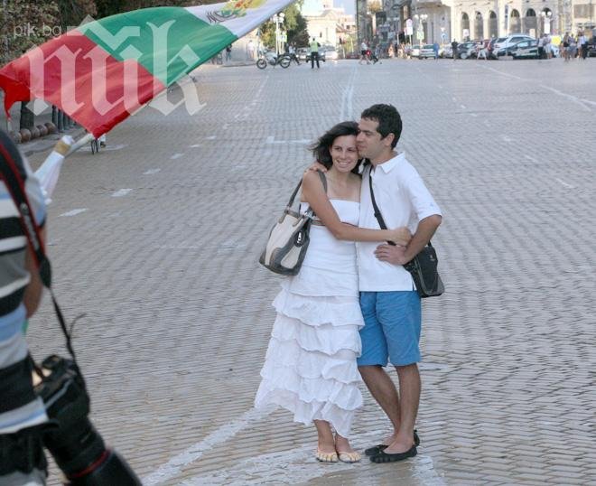 19,45 ч. Към 200 души вървят към парламента