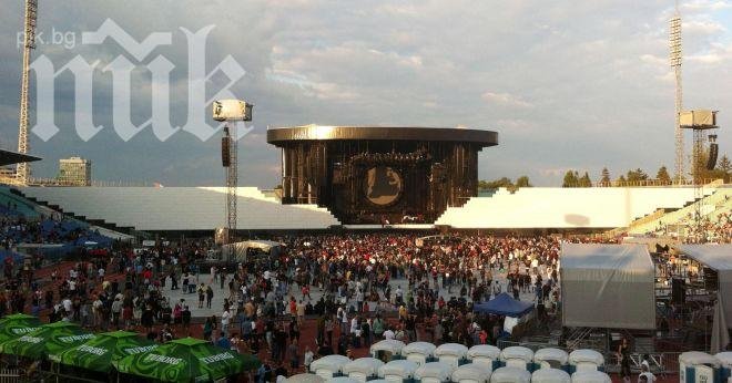 Президентът пристигна на националния стадион, ще гледа Роджър Уотърс