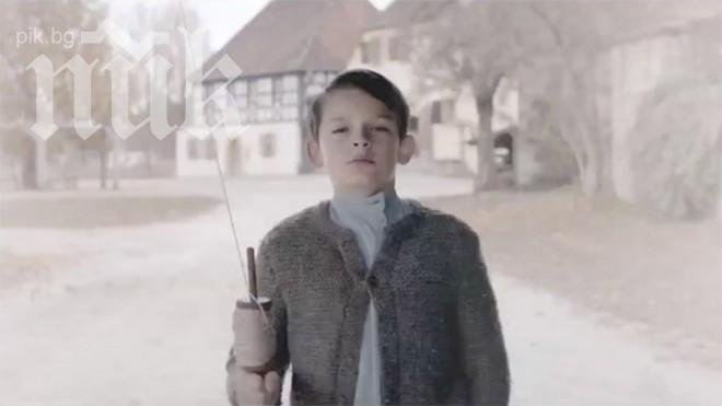 Реклама на Mercedes-Benz убива Хитлер още като дете (видео) 