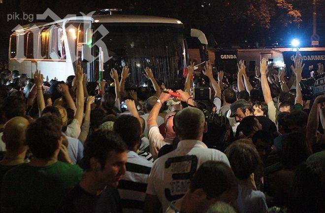 Прокуратурата без данни за хулиганство и полицейско насилие около белия автобус