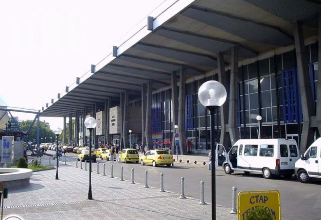 Най-после! Чистят урината от Централна гара