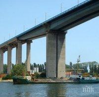 ИЗВЪНРЕДНО: Камион падна от Аспаруховия мост
