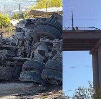 Загинал е водачът на камиона, който падна от Аспаруховия мост (СНИМКИ)