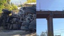 Загинал е водачът на камиона, който падна от Аспаруховия мост (СНИМКИ)