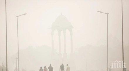 ужасавящо мръсен мъдух налегна столицата индия хората виждат един друг