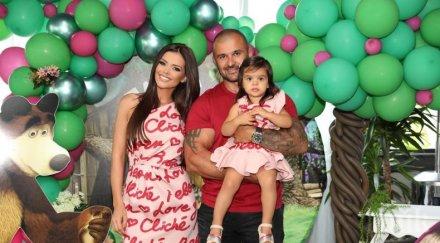 двугодишната щерка преслава хвана прахосмукачката