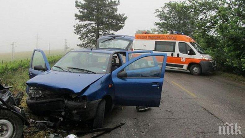 ЖЕСТОКО МЕЛЕ: Кола се вряза в камион на пътя Шумен - Силистра, има откаран в болница