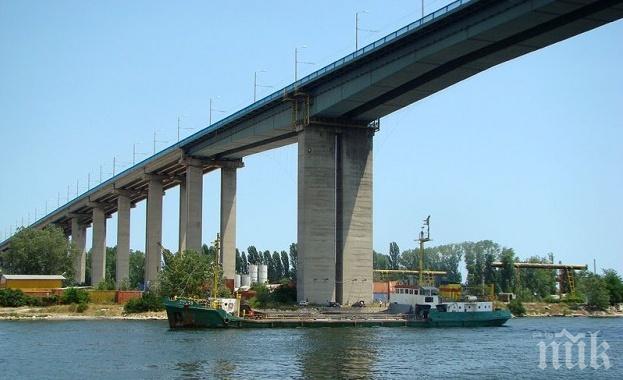 ИЗВЪНРЕДНО: Камион падна от Аспаруховия мост