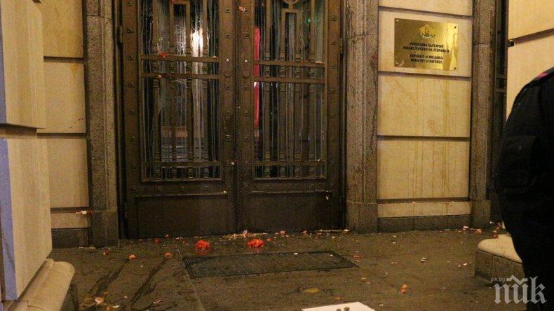 Сдружение „Зограф“: Настояваме Министерство на културата да глоби Хаджигенов от  Отровното трио и за поругаването на фасадата на МО