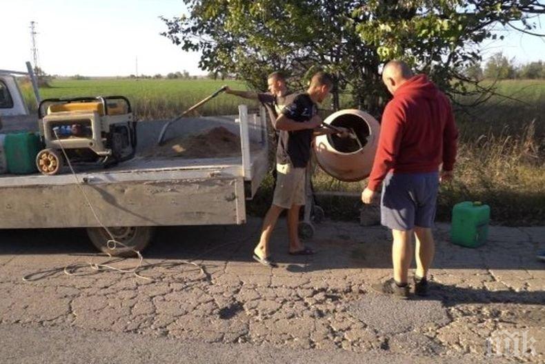 Местни жители асфалтират сами дупките по пътя към село в Ломско