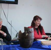 Откриха гроб на висш духовник, урна с горели кости и златовезан текстил под Царевец