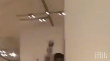 мъж опита изнесе лувъра скулптура