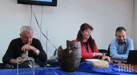 откриха гроб висш духовник урна горели кости златовезан текстил царевец