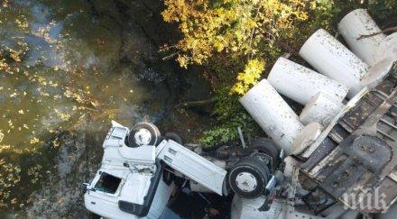 ужас пътя тир падна луда камчия зрелищна катастрофа ришкия проход снимки видео