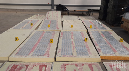 митнически служители откриха 100 000 къса цигари куриерска пратка термопанели снимки