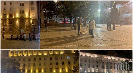 празен площад телевизиите броят 110 ден протеста снимки