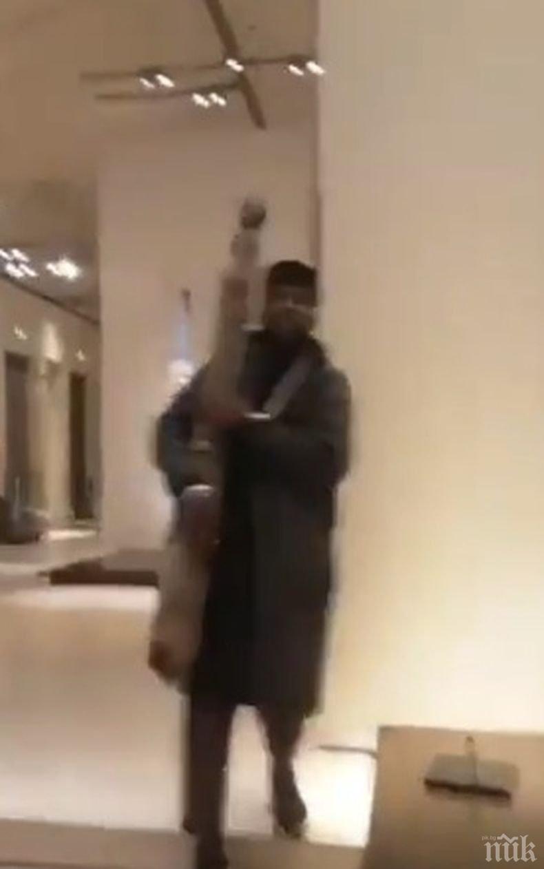 Мъж опита да изнесе от Лувъра скулптура