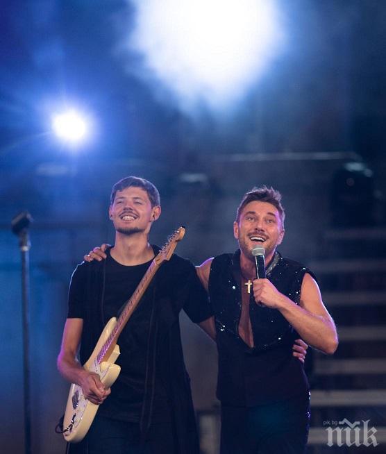 Нов секс скандал разтърси музикалните среди - Миро Каризмата си паднал по китариста си Момчил. Певицата Мелинда си тръгнала омерзена