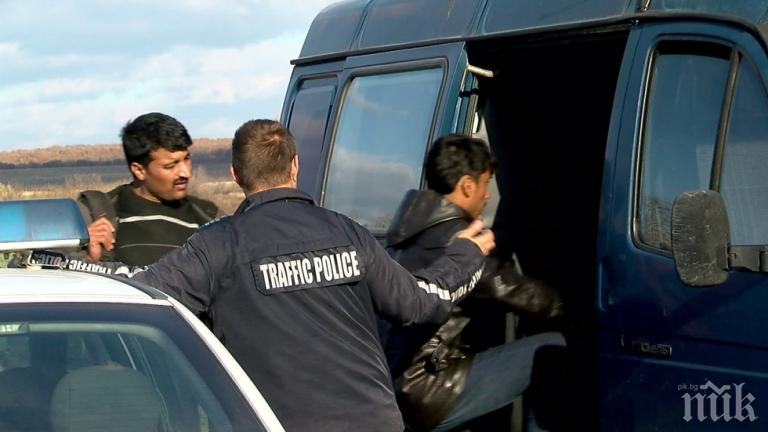 Гранични полицаи от ГПУ Бургас задържаха микробус с 26 незаконни мигранти съобщиха