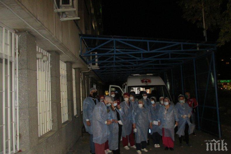 Медици от „Света Анна“ се събраха пред Спешното на спонтанна акция за солидарност в битката с COVID-19