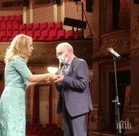 Вицепремиерът Николова връчи награда ИКАР на режисьора Никола Петков 
