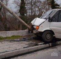 ИЗВЪНРЕДНО: Тежка катастрофа край Карлово – шофьор се заби в стълб, прилошало му