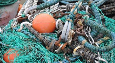 чистят морето стари рибарски мрежи