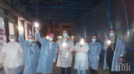 медици излязоха запалени светлини призив солидарност битката covid