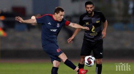 шест внучета стискат палци възрастния футболист