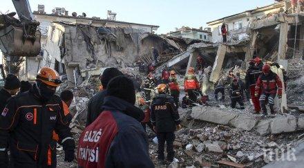 турските пожарникари извадиха коте отломките земетресението измир видео
