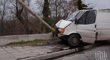 извънредно тежка катастрофа карлово шофьор заби стълб прилошало