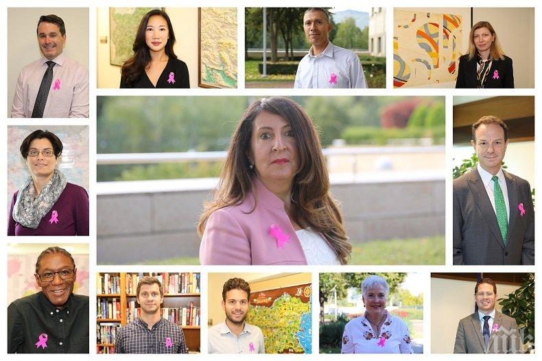 Служителите на американското посолство сложиха розови ленти в подкрепа на болните от рак на гърдата