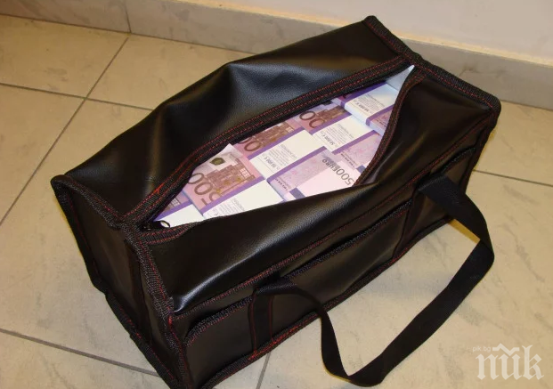 Крадла удари джакпота - грабна чанта от кола, оказа се натъпкана с 22 000 долара