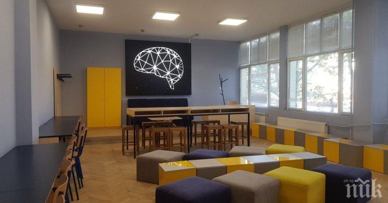 Бивши ученици на Английската дариха нови чинове и маси