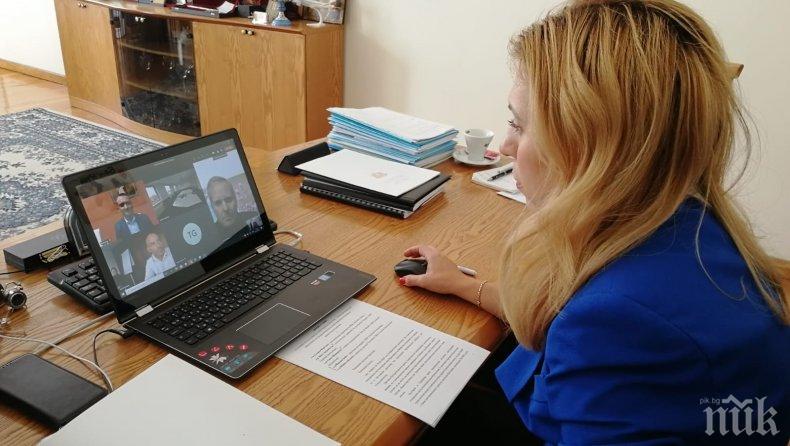 Марияна Николова проведе видеоконферентна връзка с ръководители на ДЕР туристик