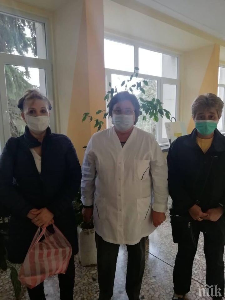 Доброволки от структурата на жени-ГЕРБ в Ловеч влизат в болницата